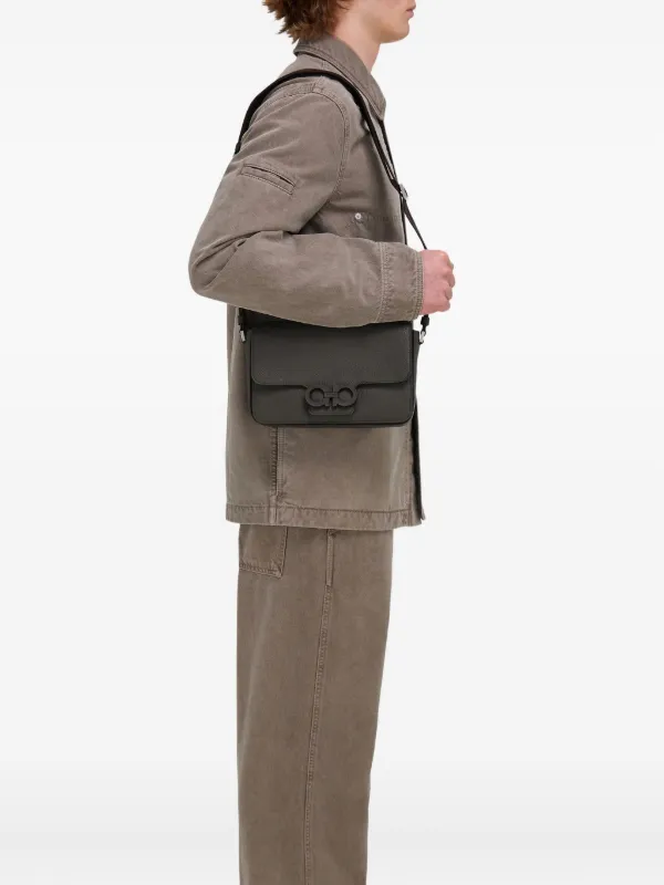 Ferragamo★ガンチーニバックル メッセンジャーバッグ Ferragamo ガンチーニバックル レザーメッセンジャーバッグ