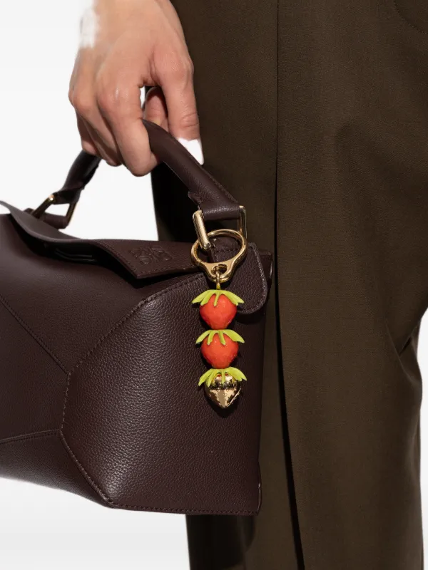 LOEWE ストロベリーモチーフ チャーム | レッド | FARFETCH JP