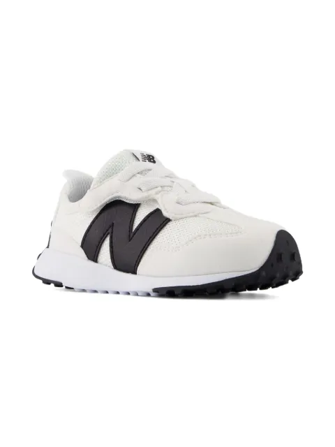New Balance Kids tenis con detalle del logo