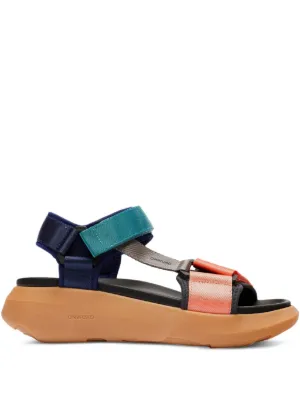 ONWUAD クロスストラップ サンダル | ブラック | FARFETCH JP