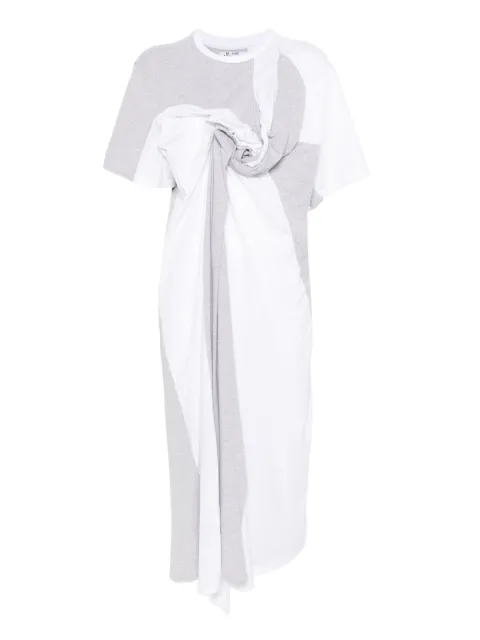 Anni Salonen vestido estilo camiseta con detalle de rosa