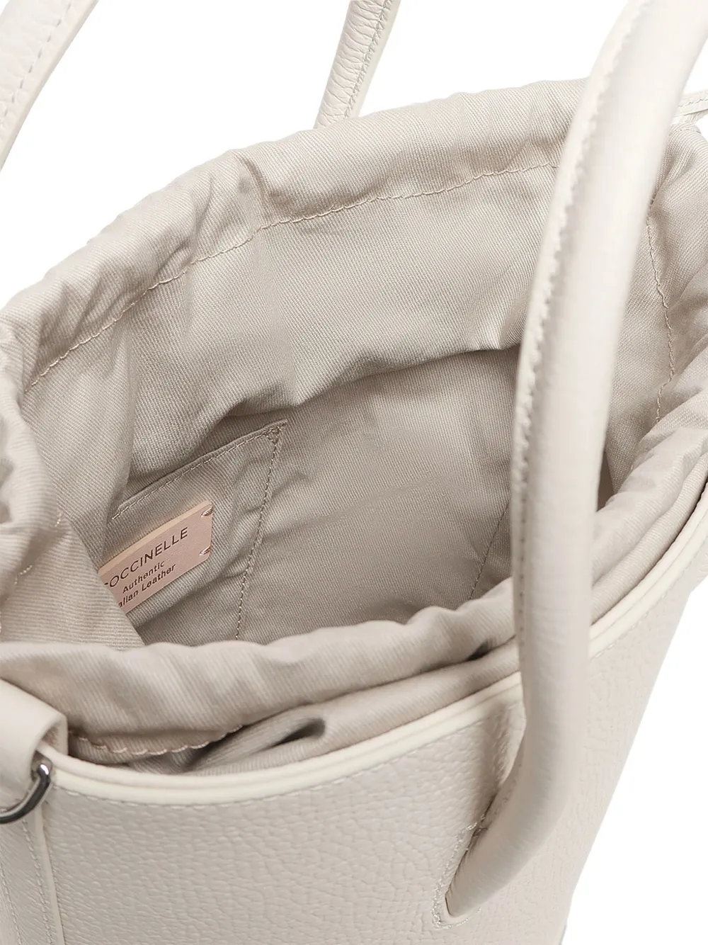 Coccinelle Myrtha medium bucket-tas met logo-reliëf Beige