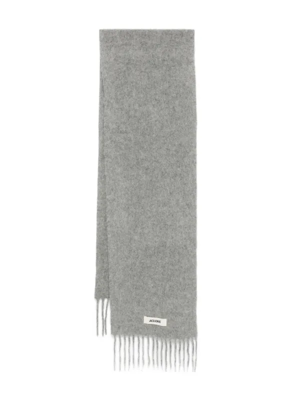 ★送料関税込★JACQUEMUS L'ECHARPE CARRO フリンジ スカーフ Jacquemus The Carro フリンジ スカーフ | グレー | FARFETCH JP
