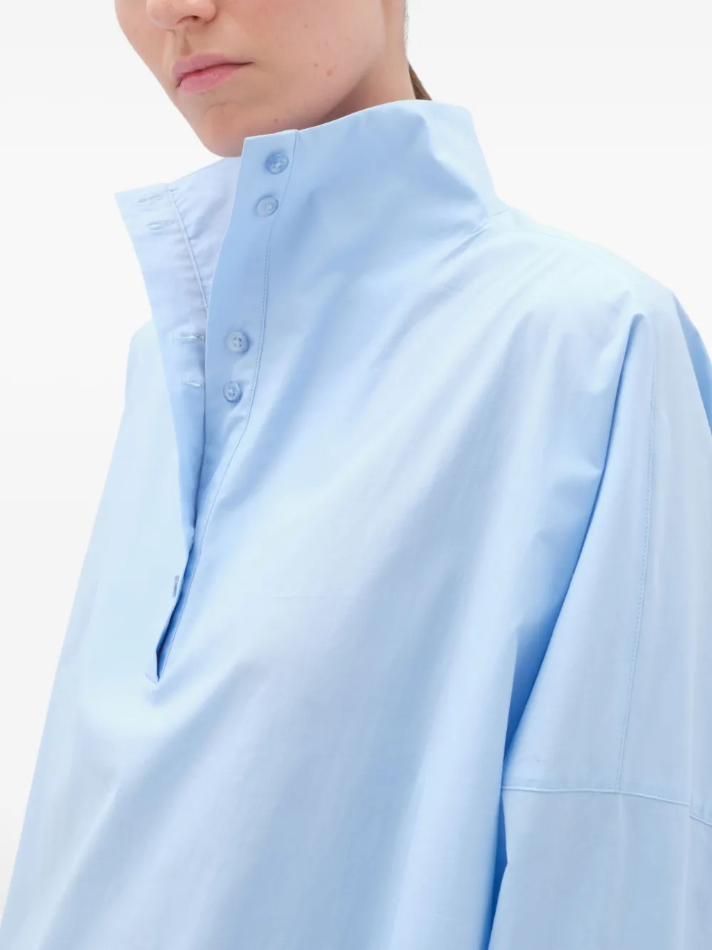 REMAIN Blouse met hoge hals en knoop Blauw