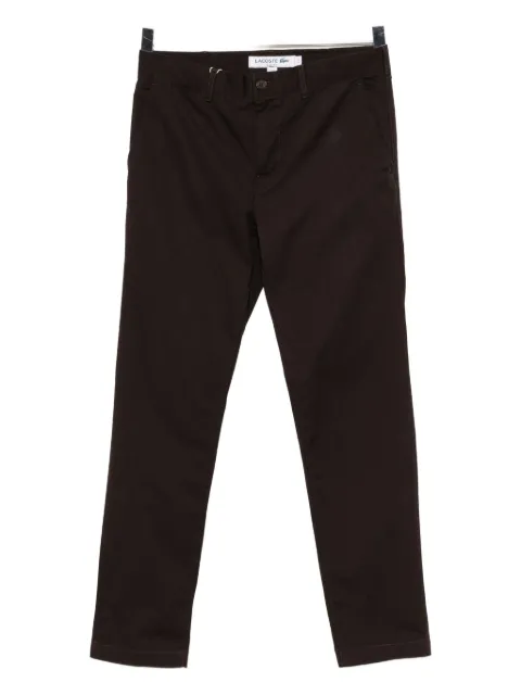 Lacoste pantalones con parche del logo