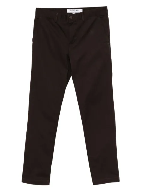 Lacoste pantalones con parche del logo