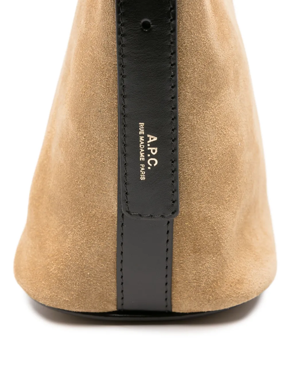 A.P.C. スエード ショルダーバッグ | ニュートラル | FARFETCH JP