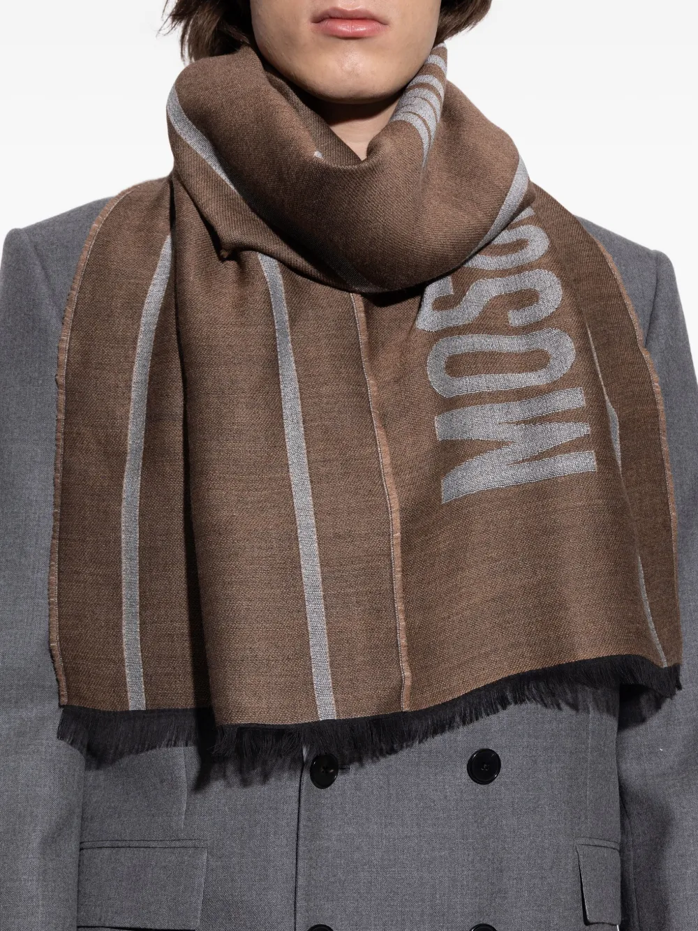 Moschino logo-detail wool scarf Bruin