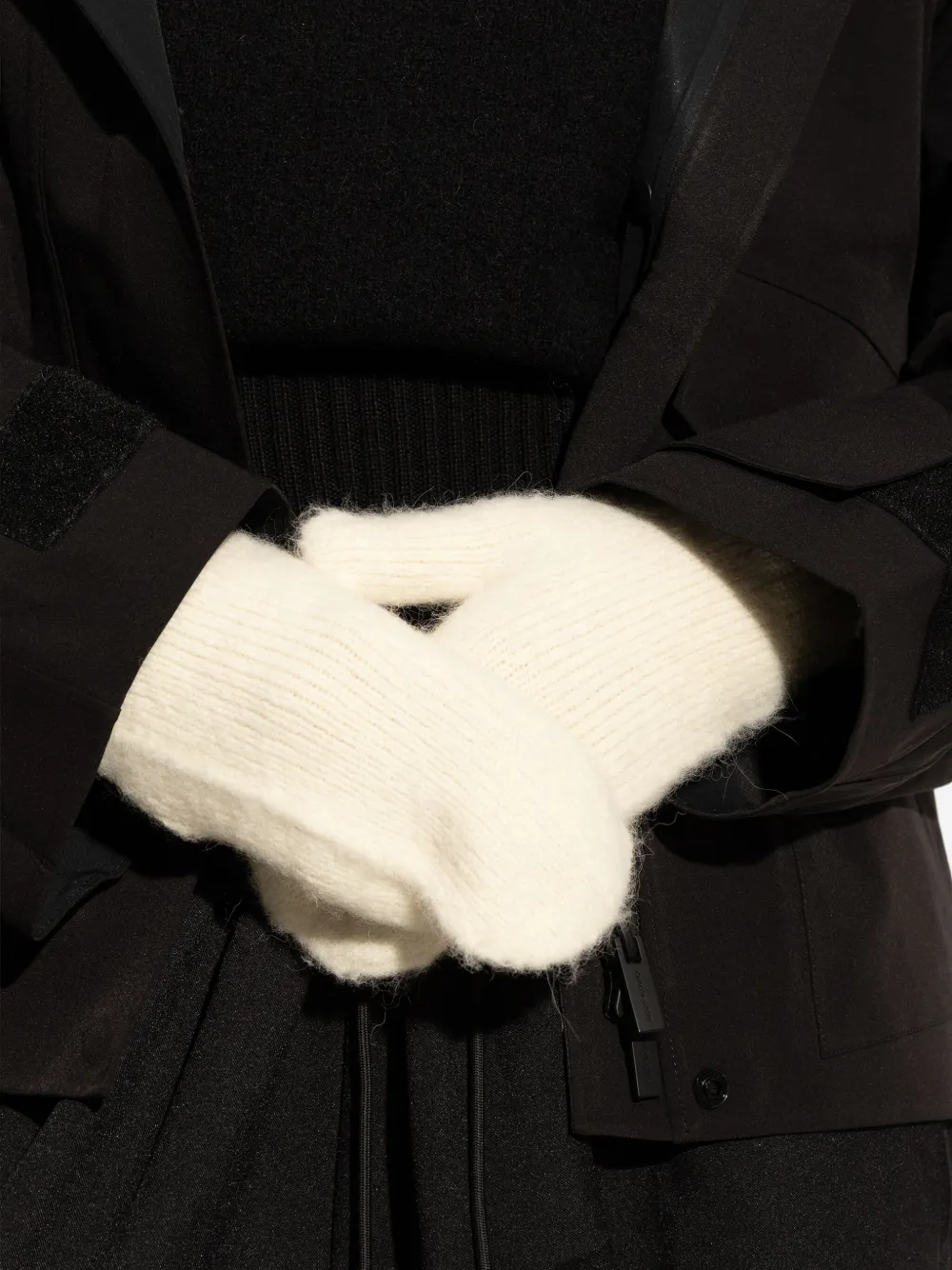 Canada Goose ribbed-cuff logo-plaque mittens Wit