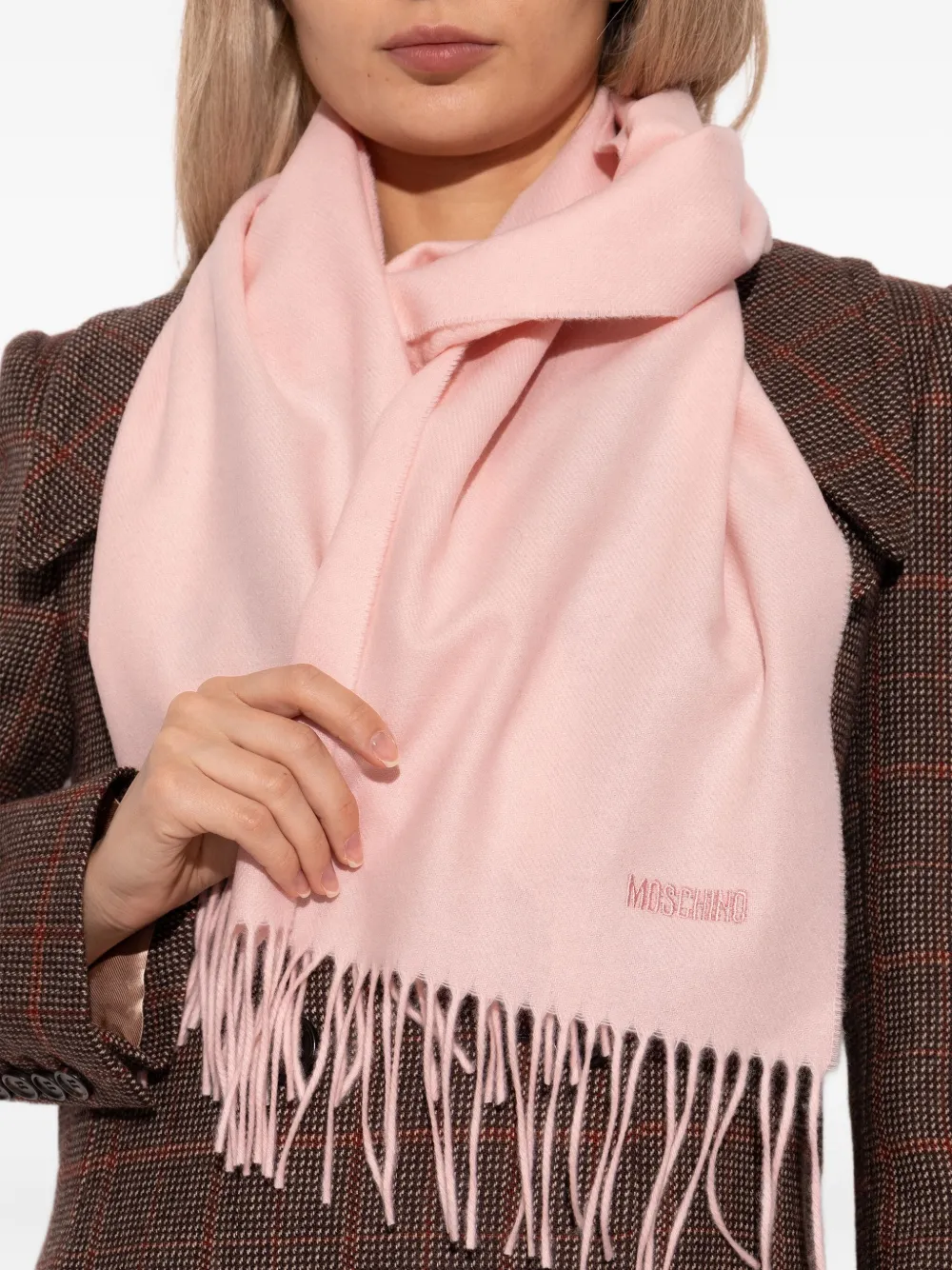 Moschino embroidered-logo fringed scarf Roze