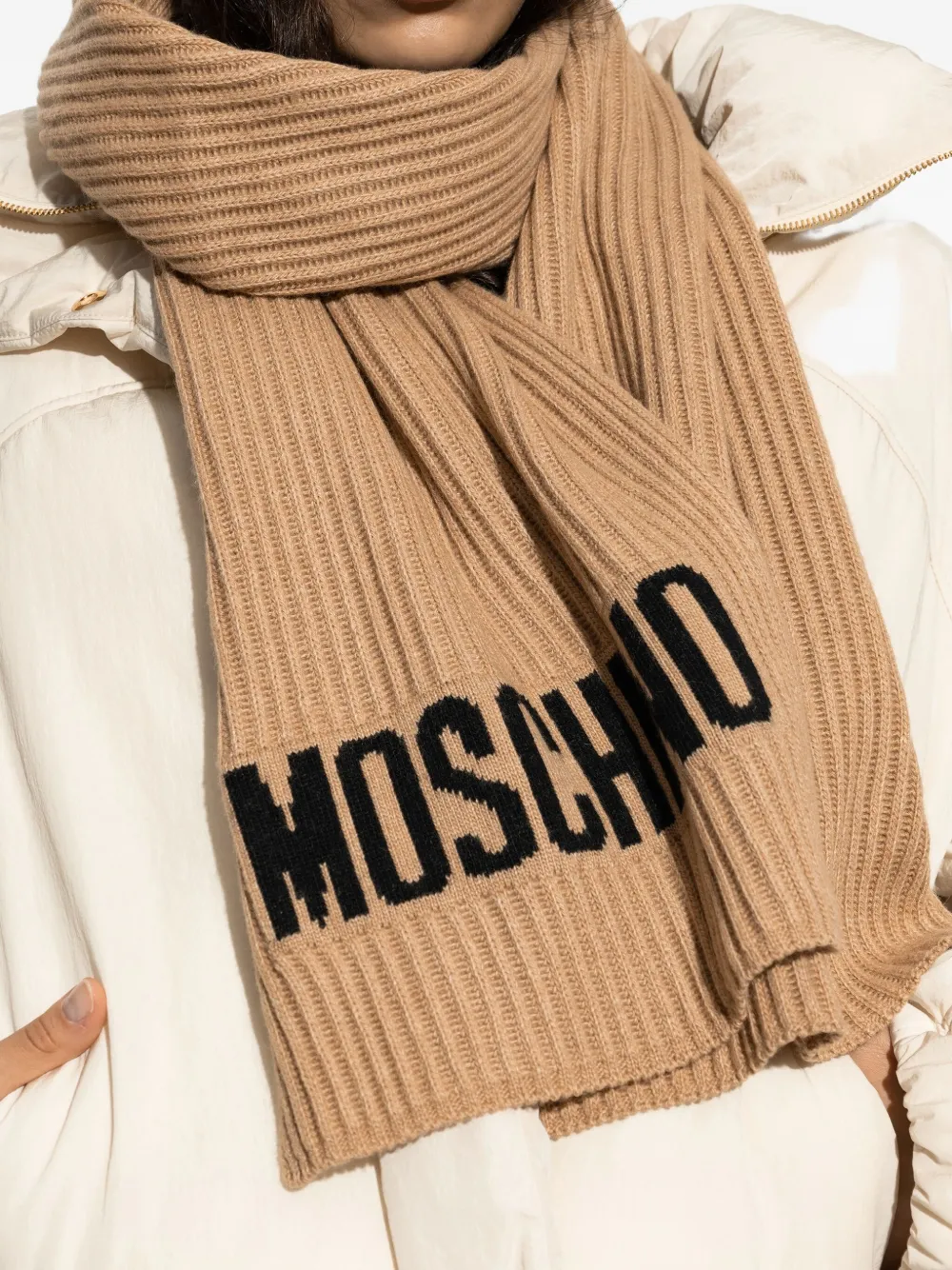 Moschino Geribbelde sjaal met logo Bruin