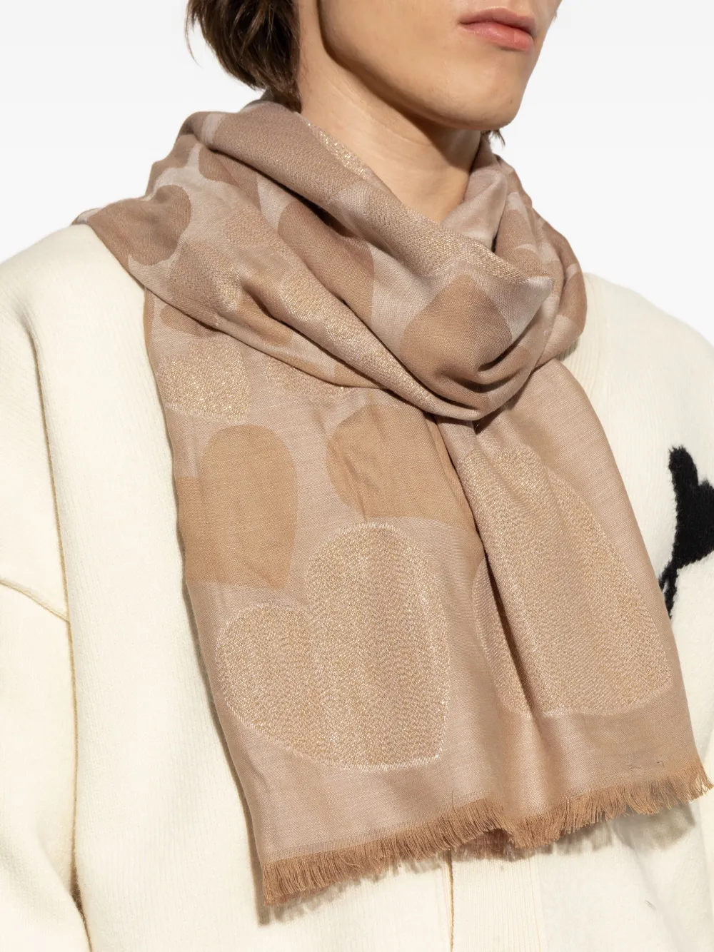 Moschino Sjaal met franje en hartenpatroon Beige