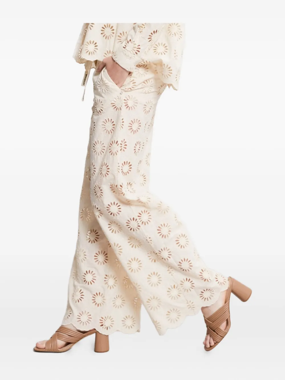 Ottod'Ame Broek met wijde pijpen en uitgesneden bloemen Beige