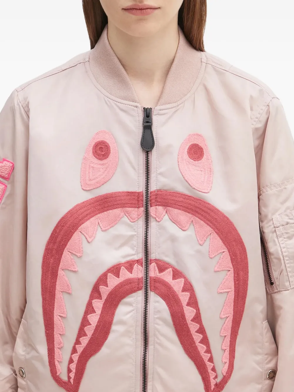 A BATHING APE Bomberjack met geborduurde haaienkop Roze