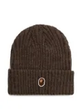 A BATHING APE® ribbed-knit logo beanie - Brown
