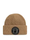 A BATHING APE® logo-patch ribbed beanie - Neutrals