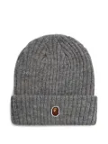 A BATHING APE® ribbed-knit logo beanie - Grey
