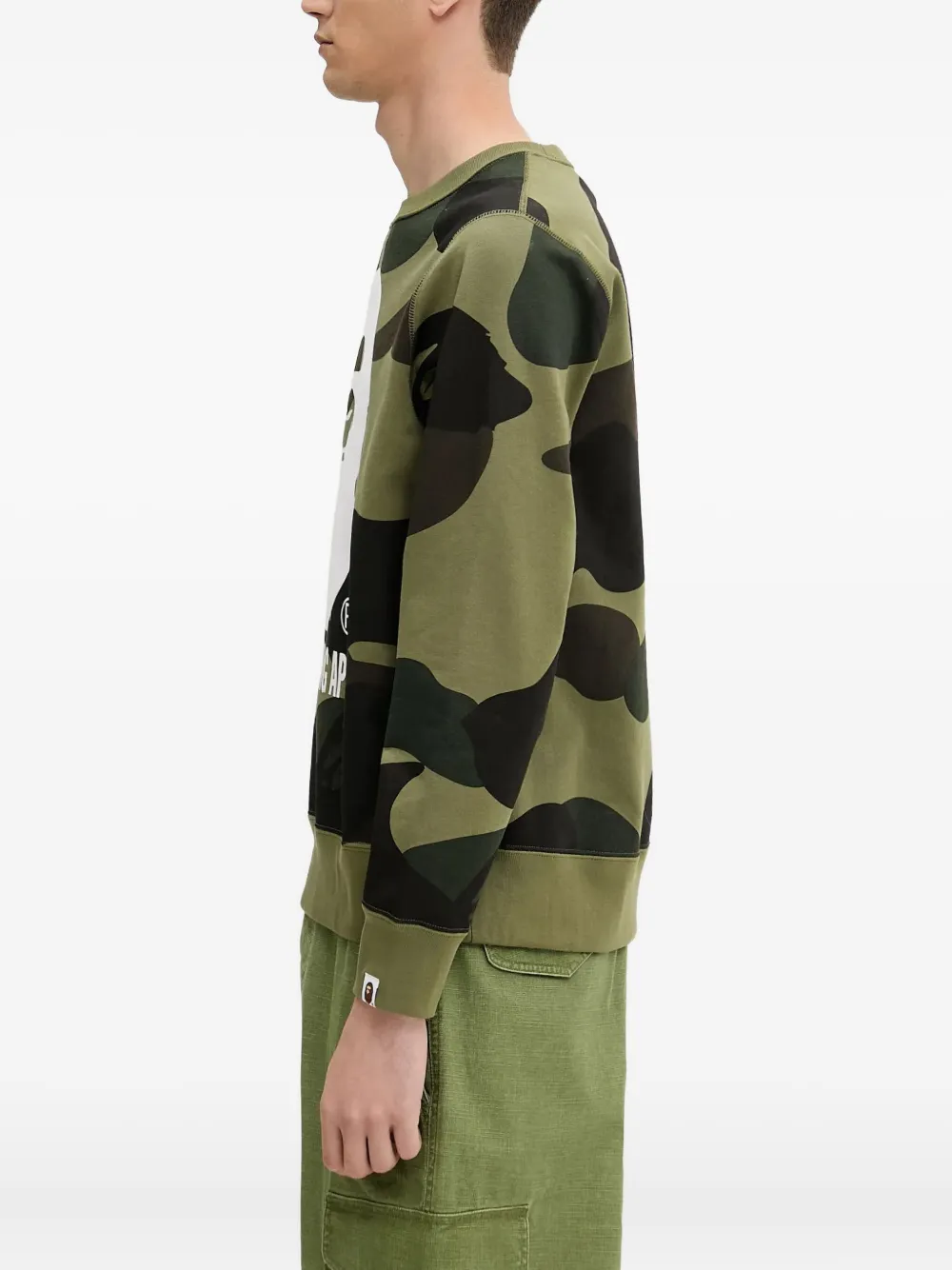 A BATHING APE camouflage-print sweatshirt Groen