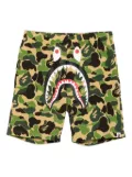 A BATHING APE® graphic-printed shorts - Green