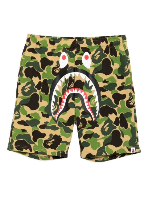 A BATHING APE® shorts con estampado gráfico