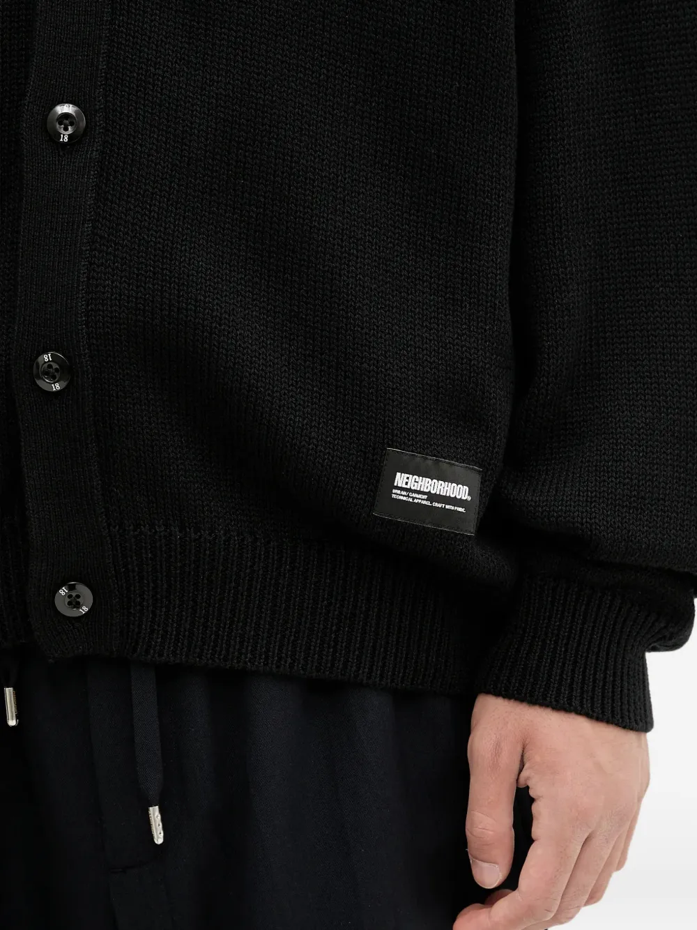 Neighborhood Vest met V-hals en logoplakkaat Zwart
