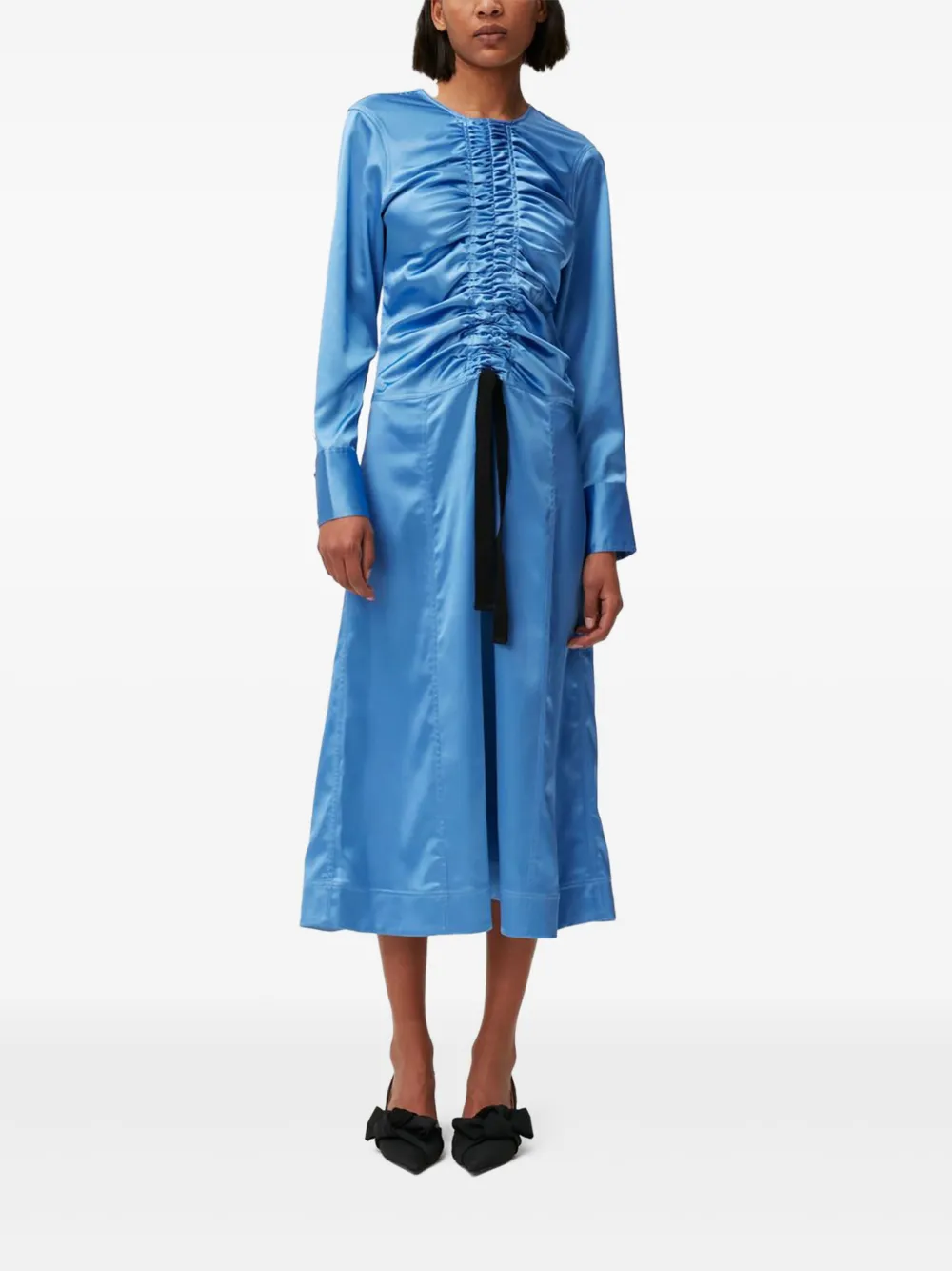 GANNI ruched-detail satin midi dress Blauw