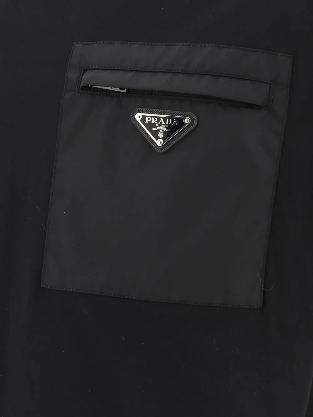 Prada T-shirt met logoplakkaat en zak Zwart