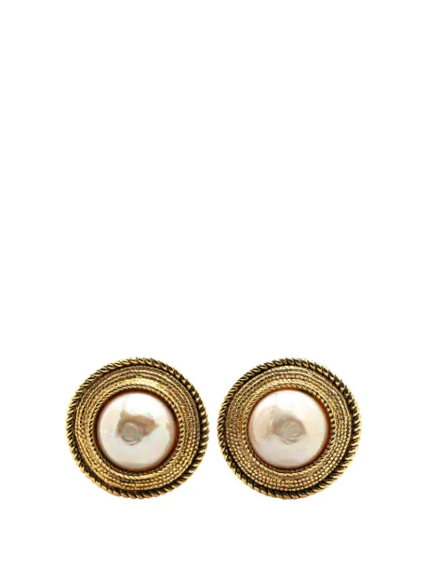 CHANEL Pre-Owned 1985 Gold Plated Faux Pearl Clip on Earrings costume earrings