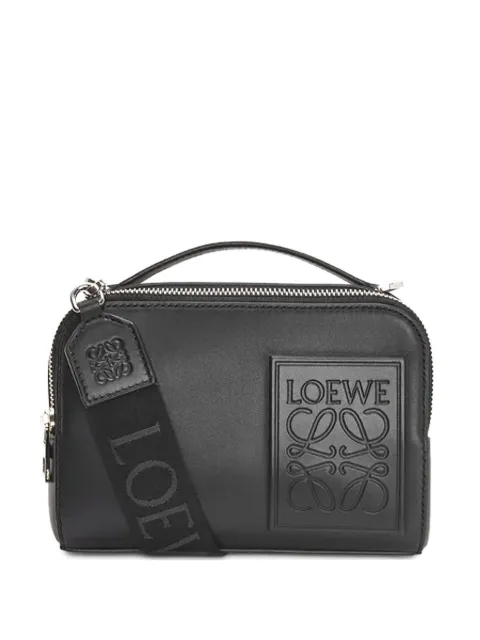 LOEWE شنطة بمقبض علوي وبروش شعار الماركة