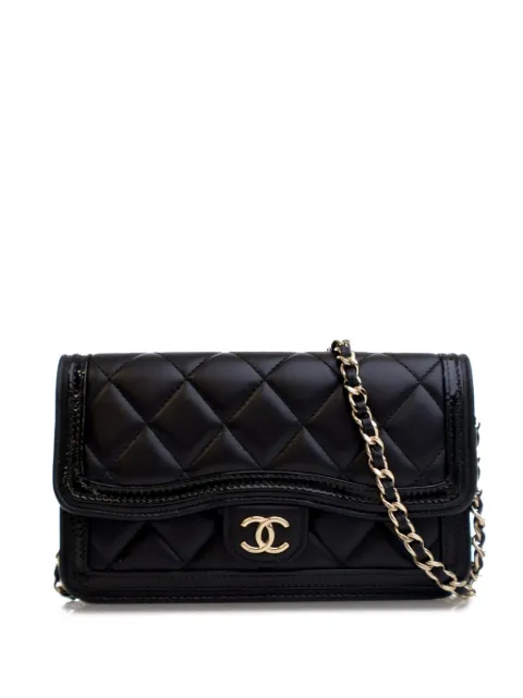 CHANEL Pre-Owned 2021-2025 gesteppte Handyhülle aus Lammleder mit Klappe aus Lackleder