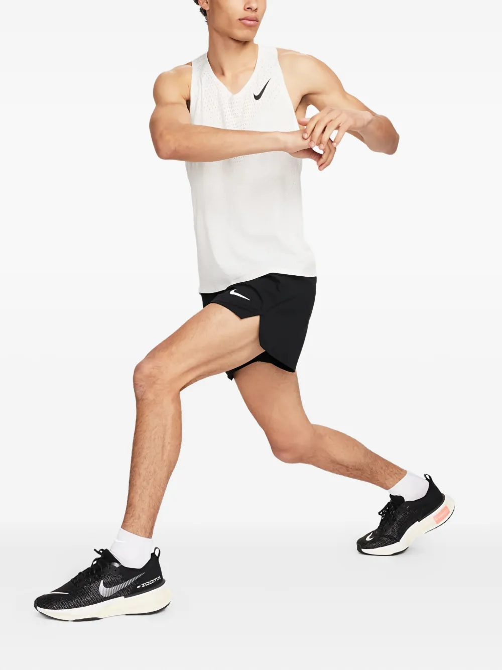 Nike top deportivo con perforaciones | Tops deportivos | Image 2