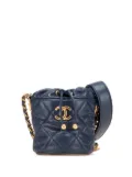 CHANEL Pre-Owned 2021-2025 Mini Quilted Caviar Medallion Charms Drawstring bucket bag - Blue