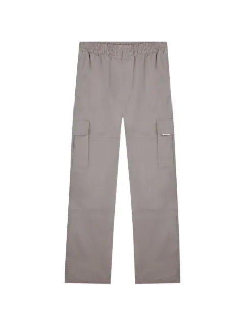 Represent pantalones cargo con diseño elástico