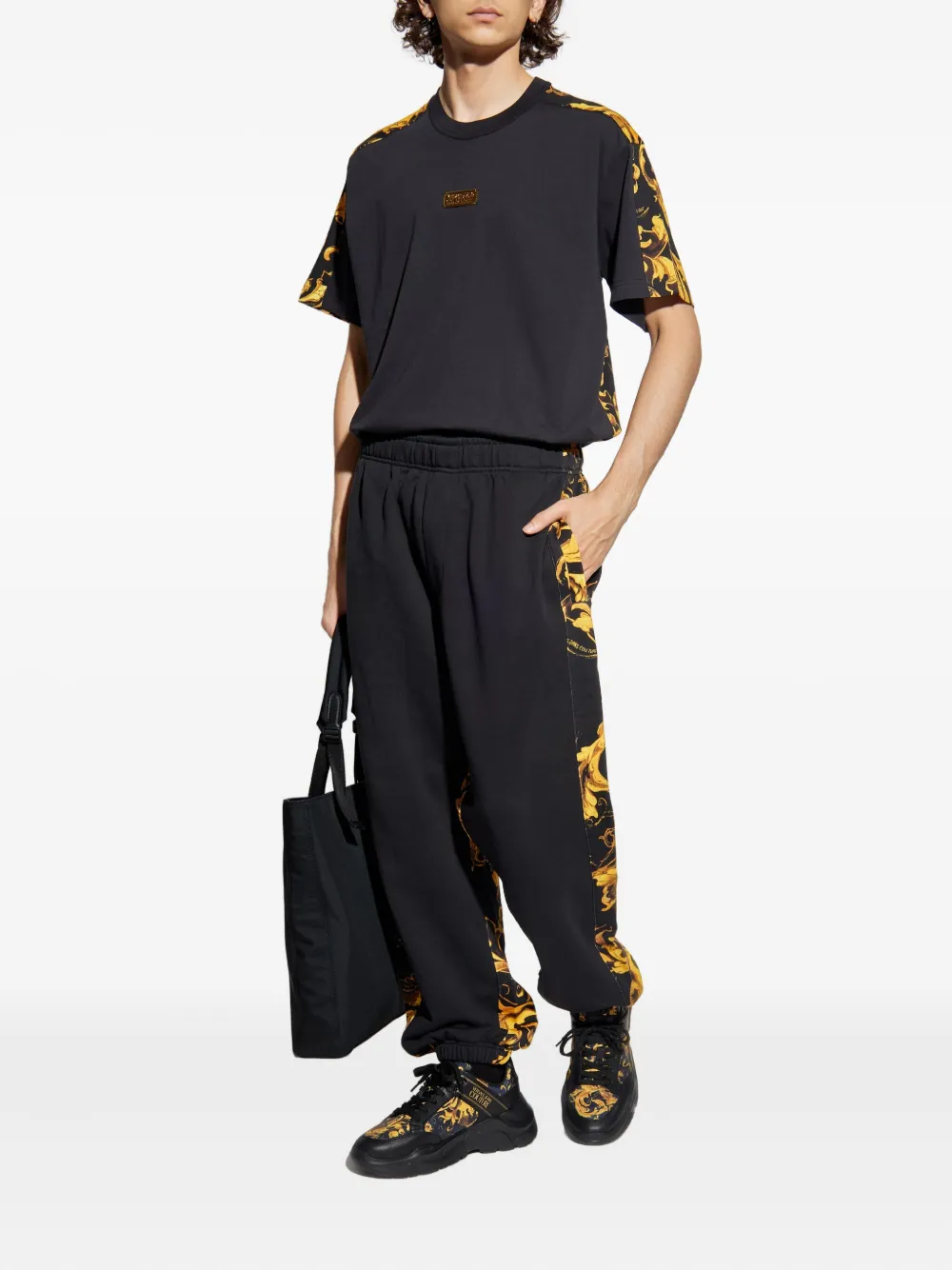 Versace Jeans Couture T-shirt met barokprint en logoplakkaat Zwart