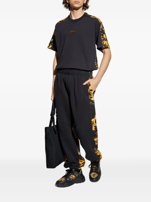 【Versace Jeans Couture】バロックプリント Tシャツ Versace Jeans Couture バロックプリント Tシャツ | ブラック