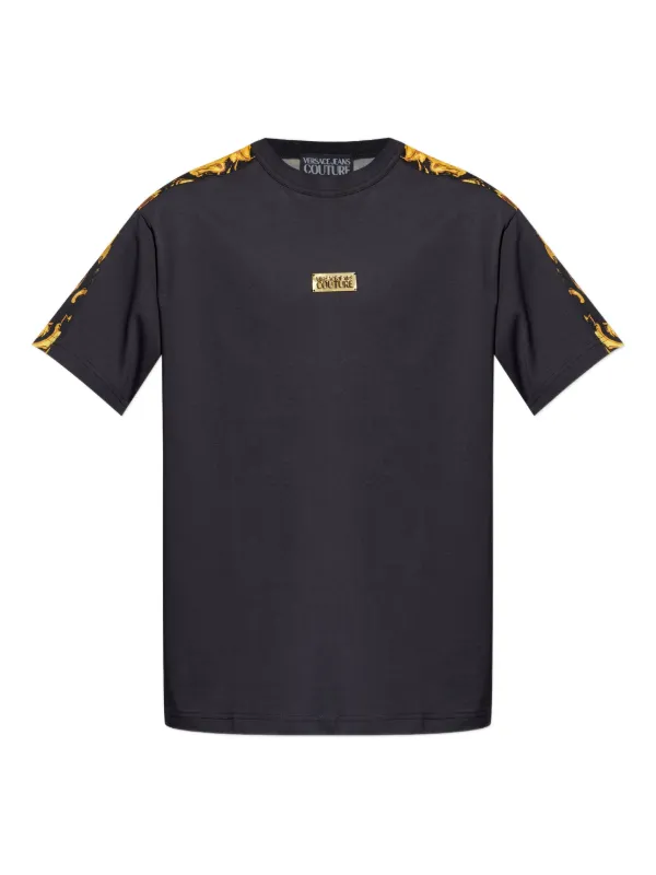Versace Jeans Couture バロックプリント Tシャツ | ブラック Versace Jeans Couture バロックプリント Tシャツ | ブラック