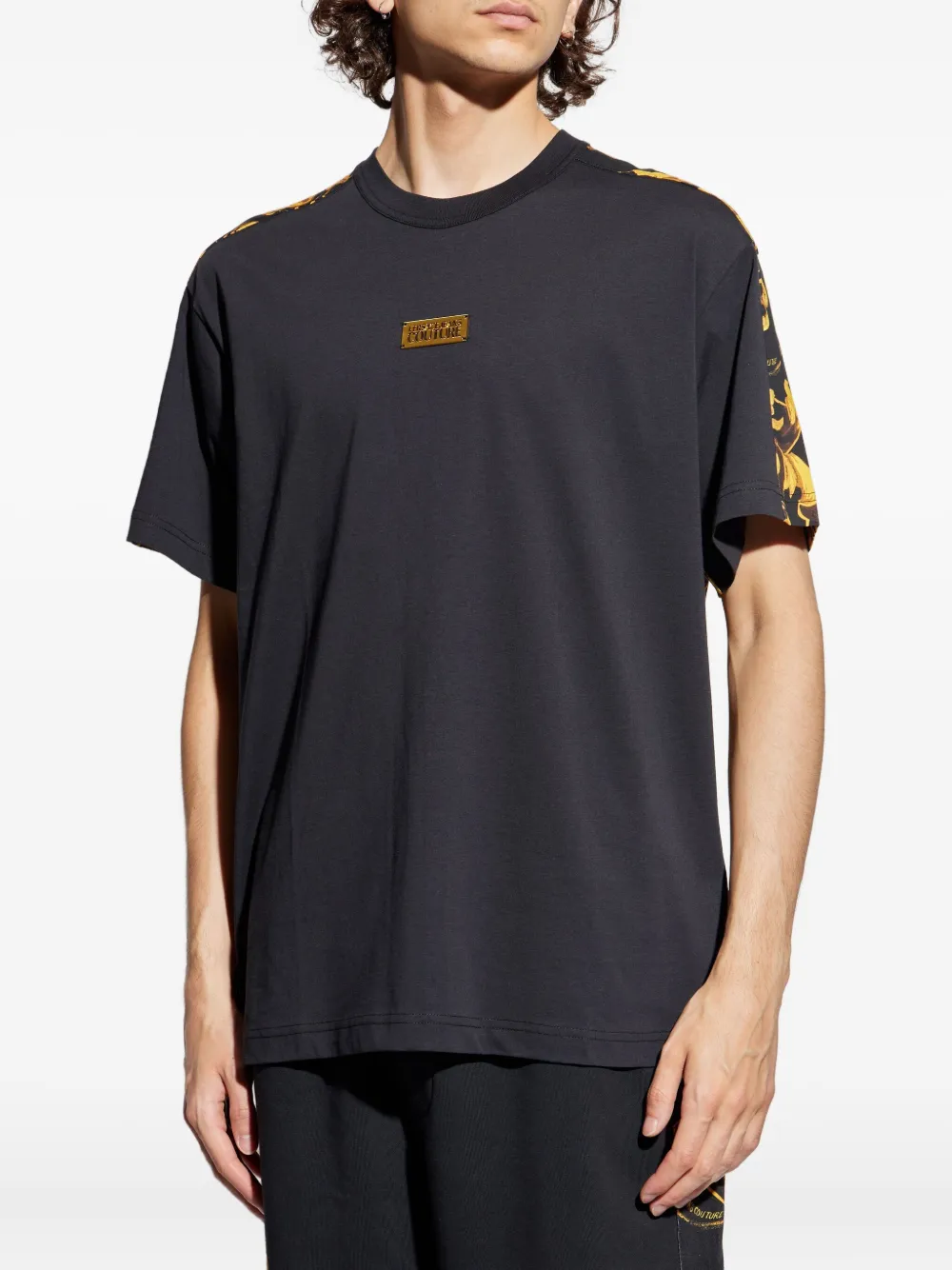 Versace Jeans Couture T-shirt met barokprint en logoplakkaat Zwart