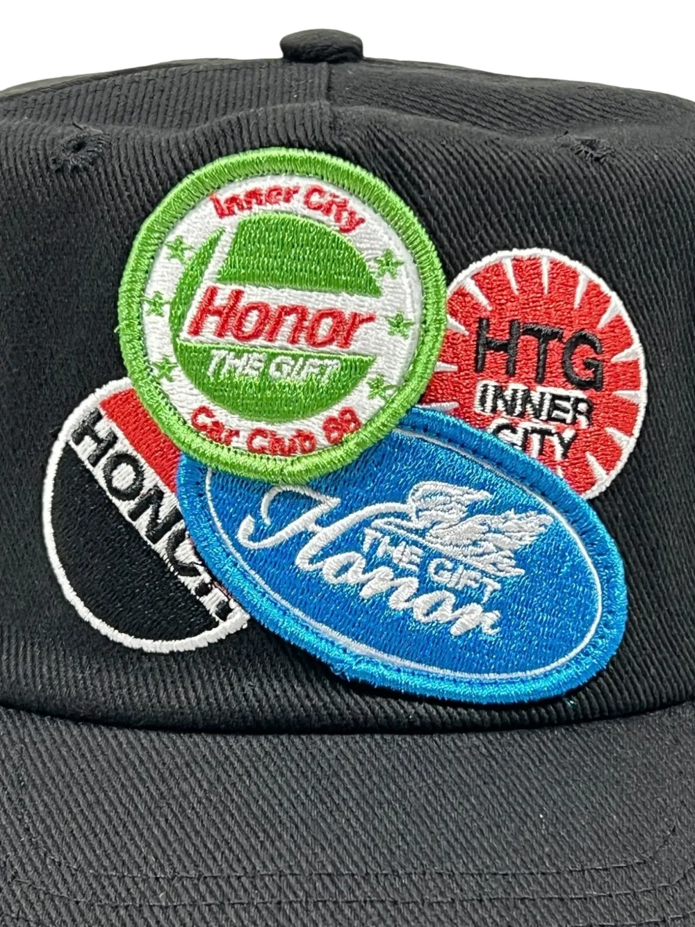 Honor The Gift Fuel truckerpet verfraaid met patch Zwart