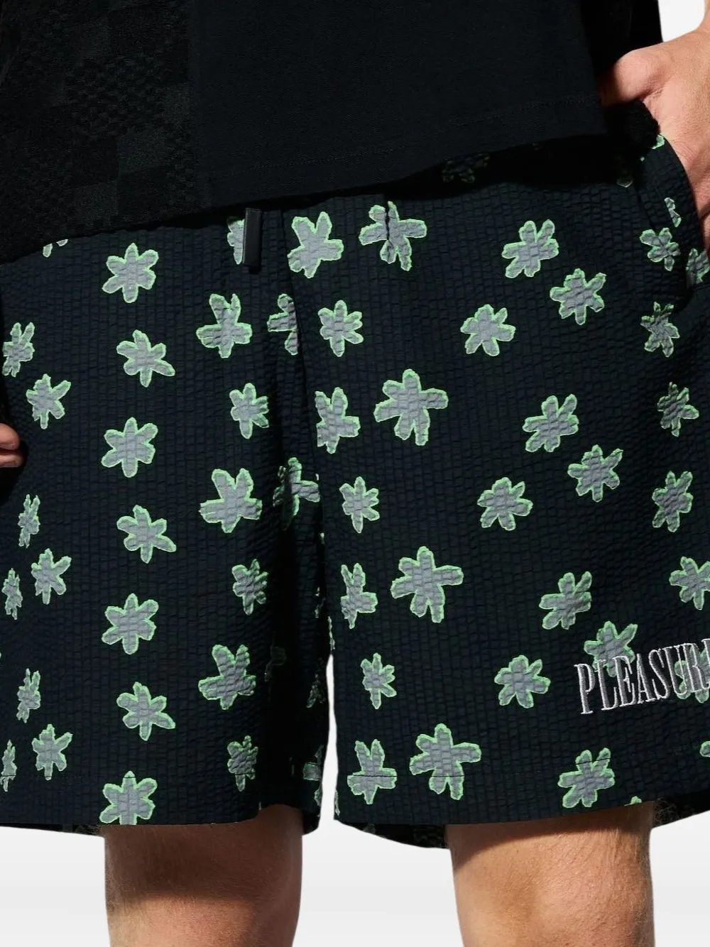 Pleasures Seersucker shorts met bloemen Zwart