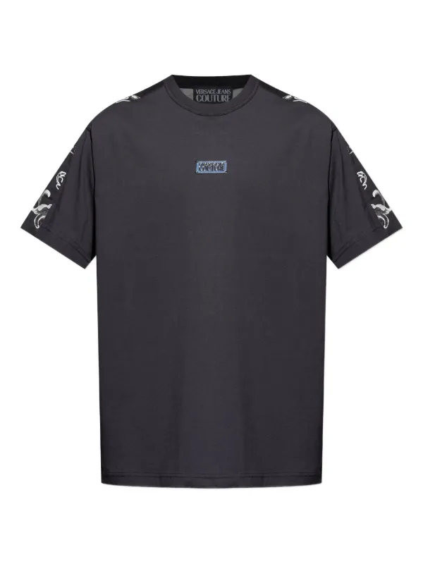 【Versace Jeans Couture】バロックプリント Tシャツ Versace Jeans Couture バロックプリント Tシャツ | ブラック