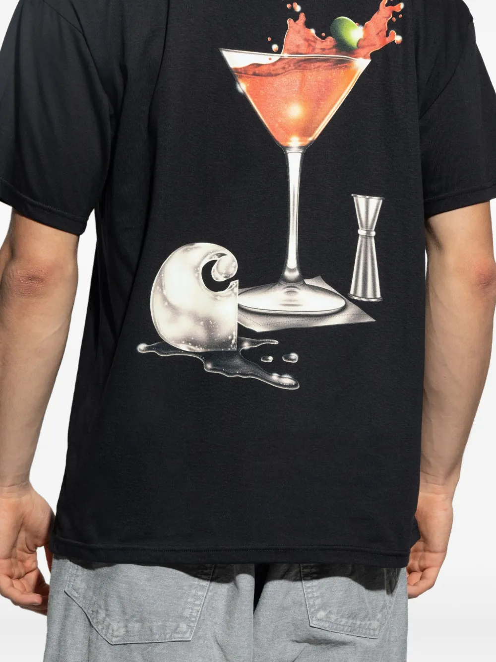 Carhartt WIP S S Jake Garcia T-shirt van biologisch katoen met martiniprint Zwart