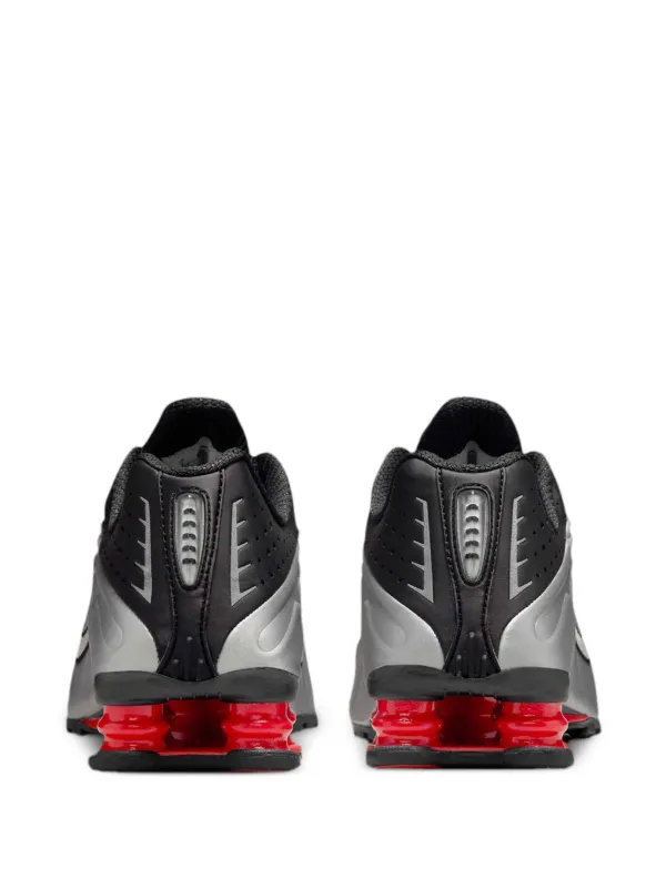 Nike Shox R4 スニーカー | ブラック | FARFETCH JP