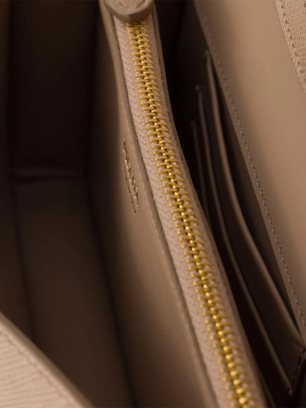 Prada Mini-tas met drukslot van saffiano leer Bruin