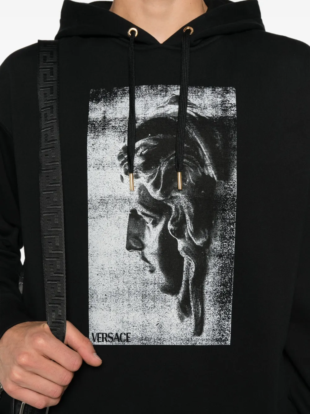 【関税込み】Versace ブラック ロゴプリント フーディ Versace プリント パーカー | ブラック | FARFETCH JP