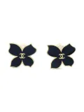 CHANEL Pre-Owned 2002 floral clip-on earrings - Black
