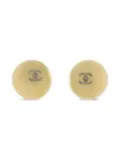 CHANEL Pre-Owned 1999 button clip earrings - Neutrals