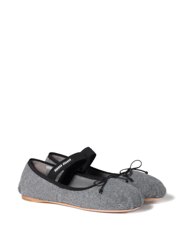 【MiuMiu】リボンディテール スリッポン フラットシューズ Miu Miu リボンディテール フラットシューズ | グレー | FARFETCH JP