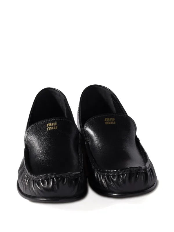 Miu Miu エンボスロゴ ローファー | ブラック | FARFETCH JP
