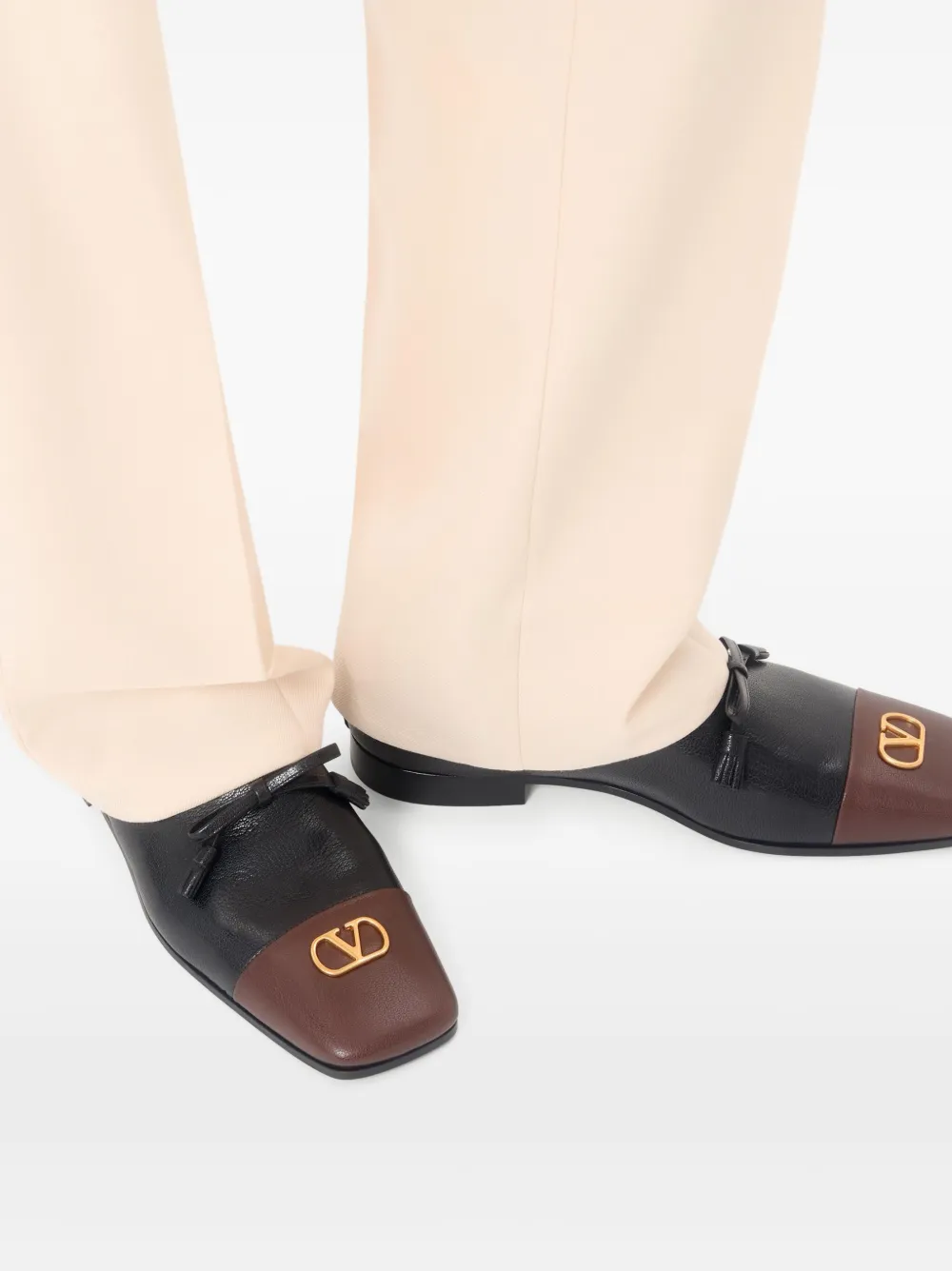 Valentino Garavani Babouchoes loafers met kwastje en logo Zwart