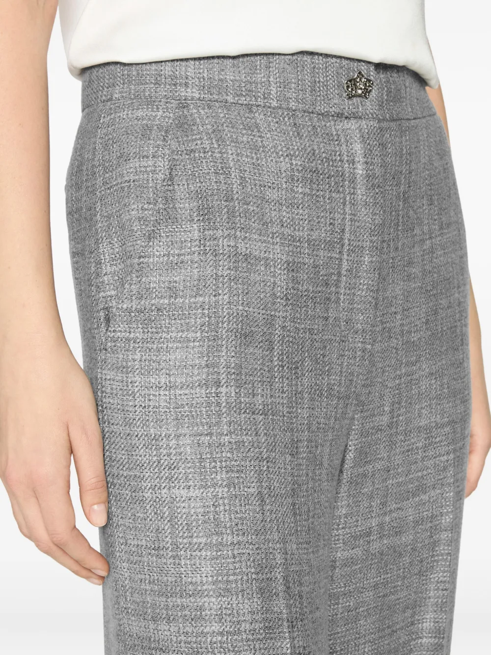 Genny Broek met wijde pijpen en kroonplakkaat Grijs